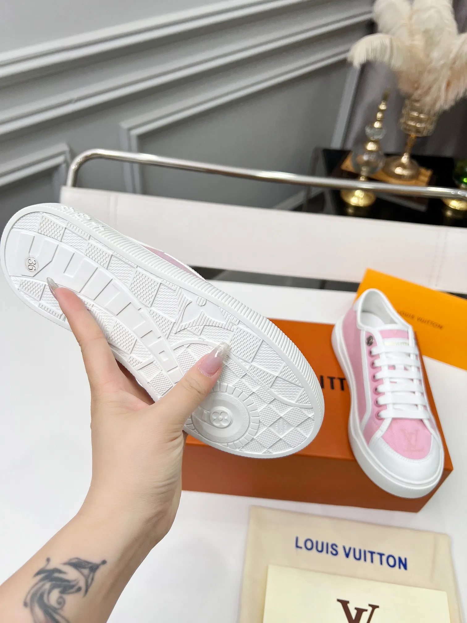 👟👟Ex-factory price 440👟👟 New arrival🆕 The hottest early spring model is coming. LV Lagoon sneakers are made of Monogram denim, injecting a retro flavor into the classic design. Leather trimmings pop out with the Louis Vuitton logo, while stenciled eyelets, trim and laces add to the refined details, and a rubber outsole embellished with Monogram flowers completes the look. Code number: 35~41, multiple colors available! Oil edges + TPU outsole + drawer box packaging